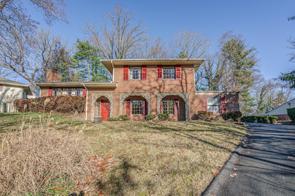 3217 Colonial Avenue, Roanoke, VA 24015, Presented by DONNA MARIE